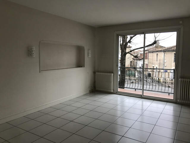 Maison de ville avec cour et place de parking (possibilité de conserver une partie professionnel et une partie — photo du bien