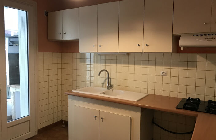 Maison de ville avec cour et place de parking (possibilité de conserver une partie professionnel et une partie — photo 2