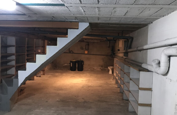 Maison de ville avec cour et place de parking (possibilité de conserver une partie professionnel et une partie — photo 4