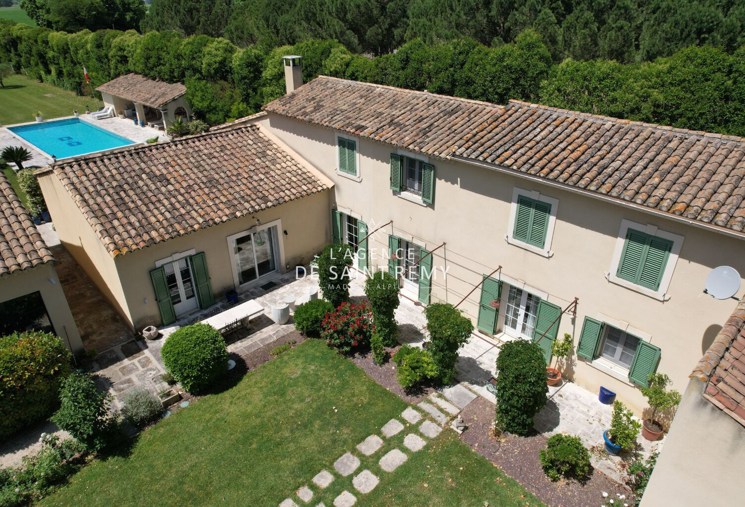 Maison et dépendances à vendre sur Saint Rémy de Provence. — photo 1