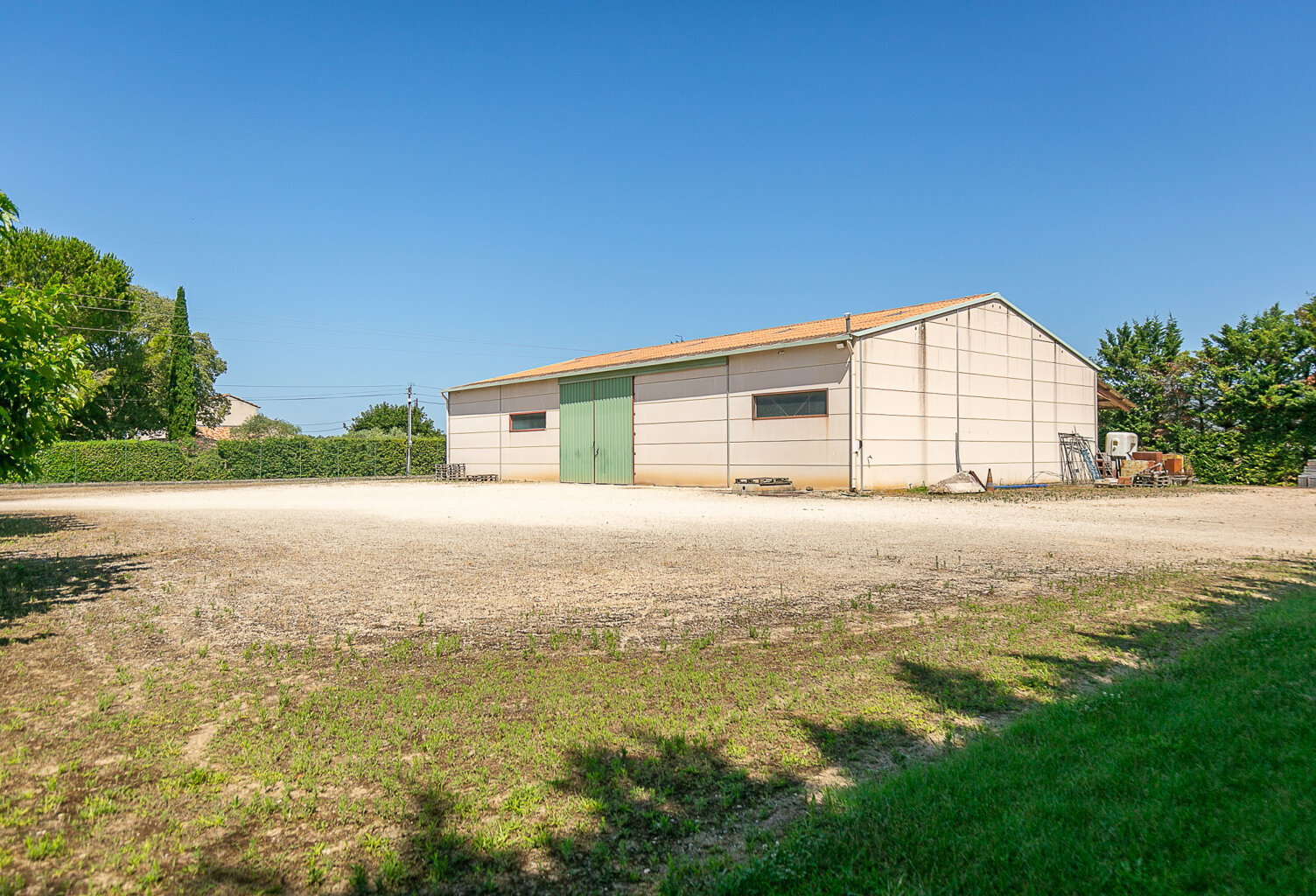Un hangar 380 sur un terrain de 5546m2 Mallemort — photo 1