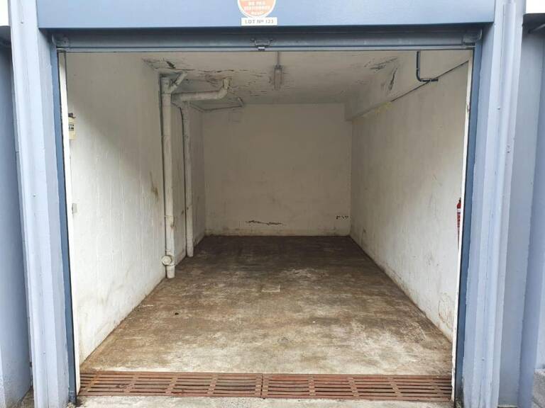 A louer Box de 20 m2 sur Sainte Clotilde — photo 1