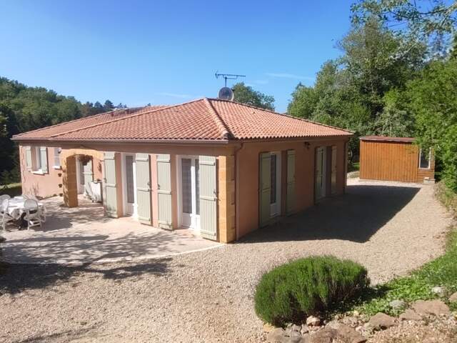 Tout proche de Lalinde A 5 mn, Superbe maison de 120 m² sh + rez de jardin de 144 m² le tout en parfait état, belle pièce de vie de 47 m², cuis équipée, arrière cuisine, 3 chambres + rez de jardin de 144 m² comprenant un garage, atelier, cave, chauffage central pompe à chaleur, terrain de 3 532 m² paysagé et en partie et boisé.    — photo du bien