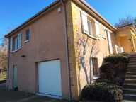Tout proche de Lalinde A 5 mn, Superbe maison de 120 m² sh + rez de jardin de 144 m² le tout en parfait état, belle pièce de vie de 47 m², cuis équipée, arrière cuisine, 3 chambres + rez de jardin de 144 m² comprenant un garage, atelier, cave, chauffage central pompe à chaleur, terrain de 3 532 m² paysagé et en partie et boisé.    — photo 3