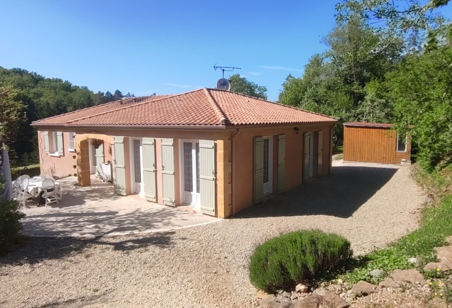Tout proche de Lalinde A 5 mn, Superbe maison de 120 m² sh + rez de jardin de 144 m² le tout en parfait état, belle pièce de vie de 47 m², cuis équipée, arrière cuisine, 3 chambres + rez de jardin de 144 m² comprenant un garage, atelier, cave, chauffage central pompe à chaleur, terrain de 3 532 m² paysagé et en partie et boisé.    — photo 1
