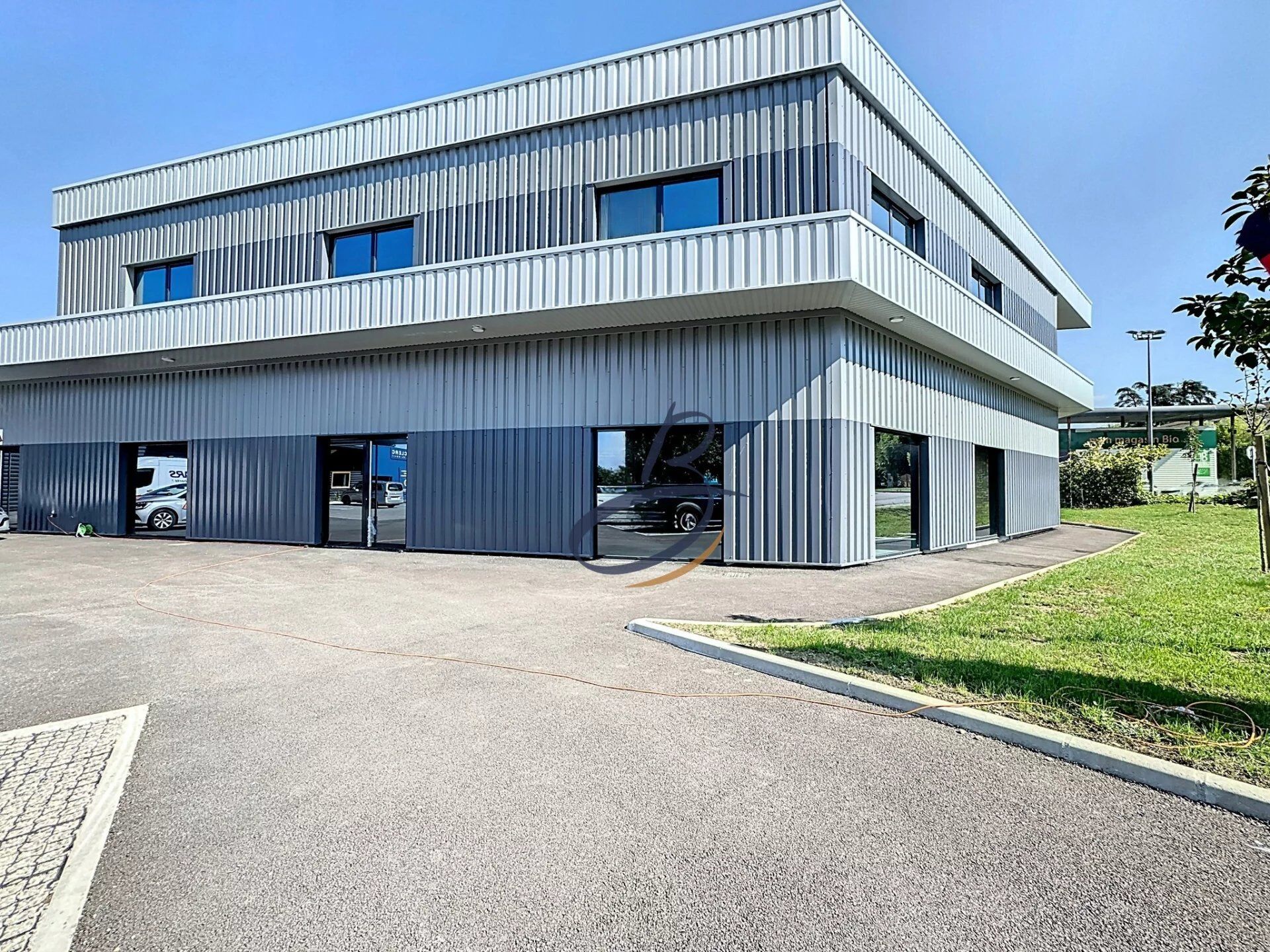 Local commercial 1 pièce 130 m² · à Bureau Bourgoin-Jallieu · 130 m² · 2 058 €/mois