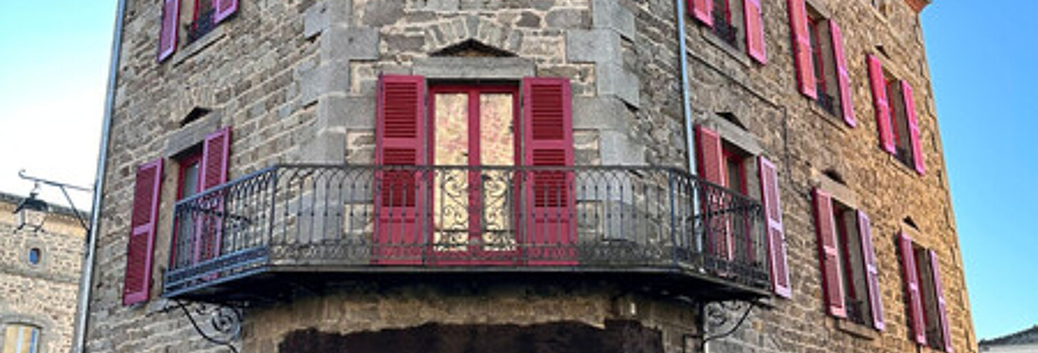 Maison 9 Pièces 211 m² à vendre à Saint-Dier-d'Auvergne (63520)