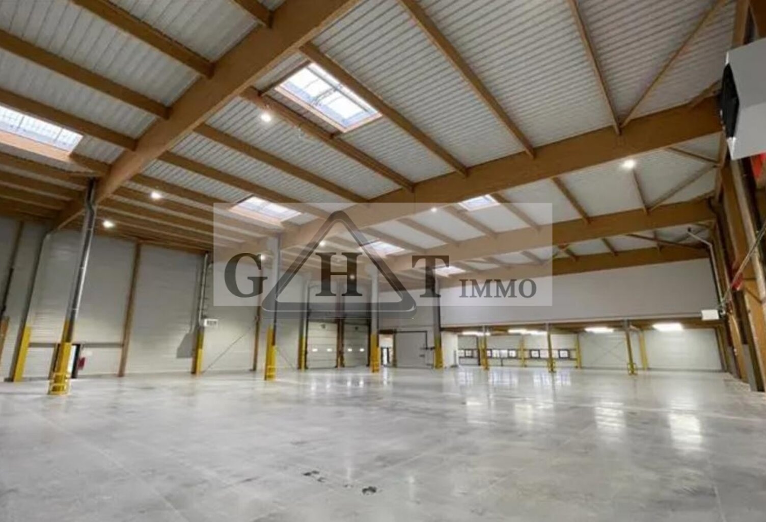 A LOUER  1.636 m² ENTREPÔT BUREAU BRIE-COMTE-ROBERT — photo 1