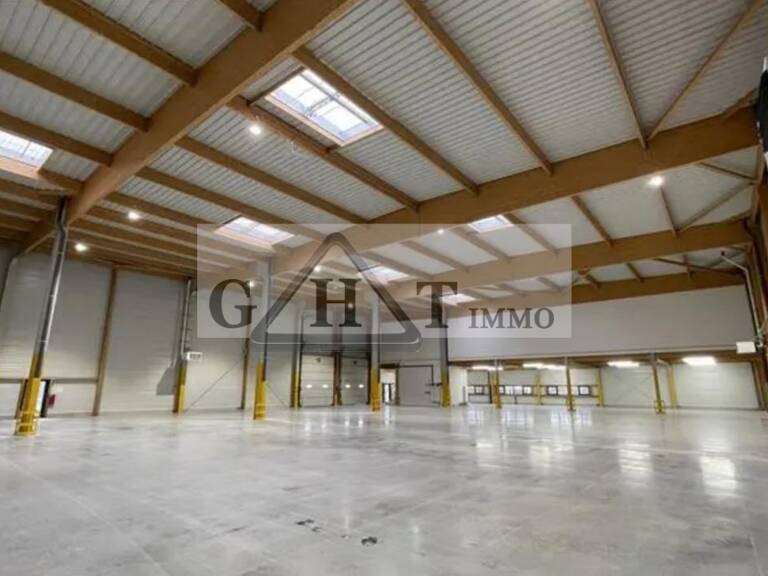 A LOUER  1.636 m² ENTREPÔT BUREAU BRIE-COMTE-ROBERT — photo 1
