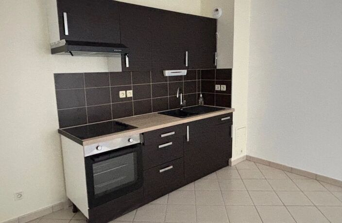 A LOUER - Appartement 2 pièces à CHARTRES avec parkings — photo 2