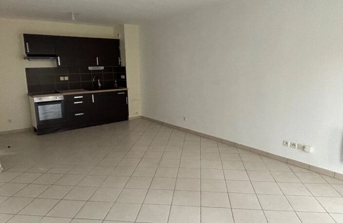 A LOUER - Appartement 2 pièces à CHARTRES avec parkings — photo 4
