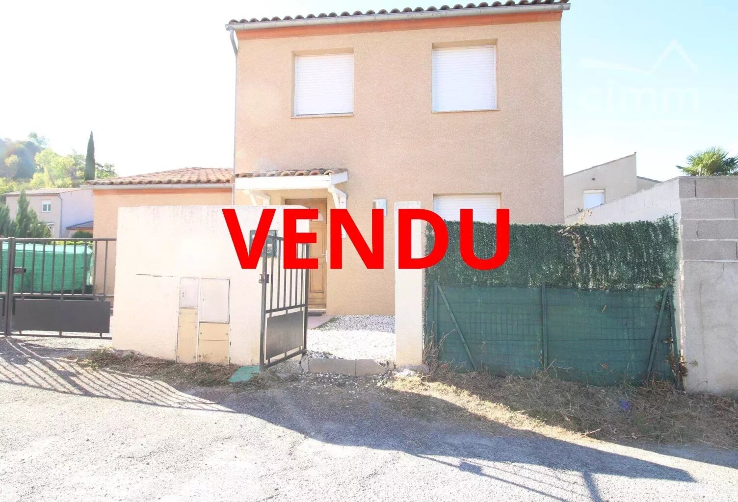 VENDU une villa avec un jardin clôturé et un garage — photo 1