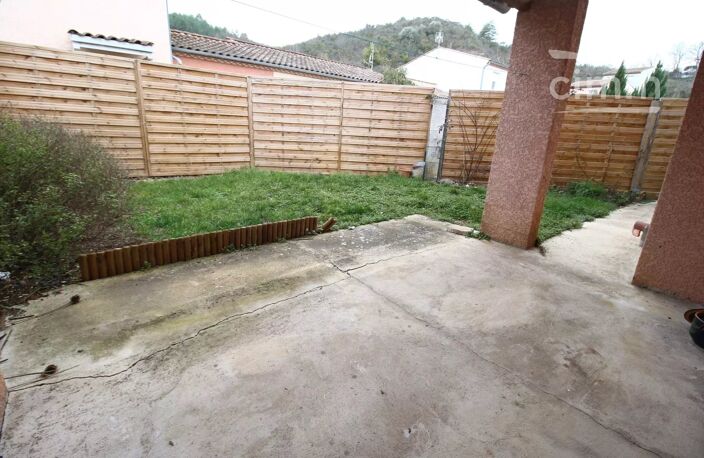 VENDU une villa avec un jardin clôturé et un garage — photo 2