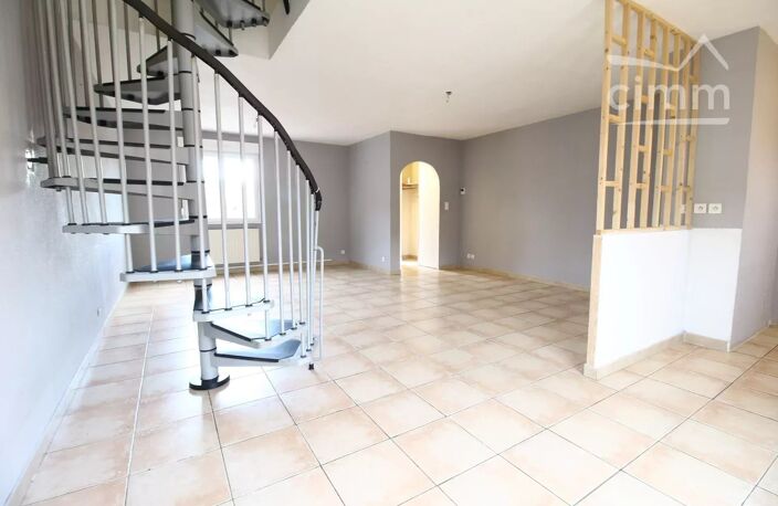VENDU une villa avec un jardin clôturé et un garage — photo 4