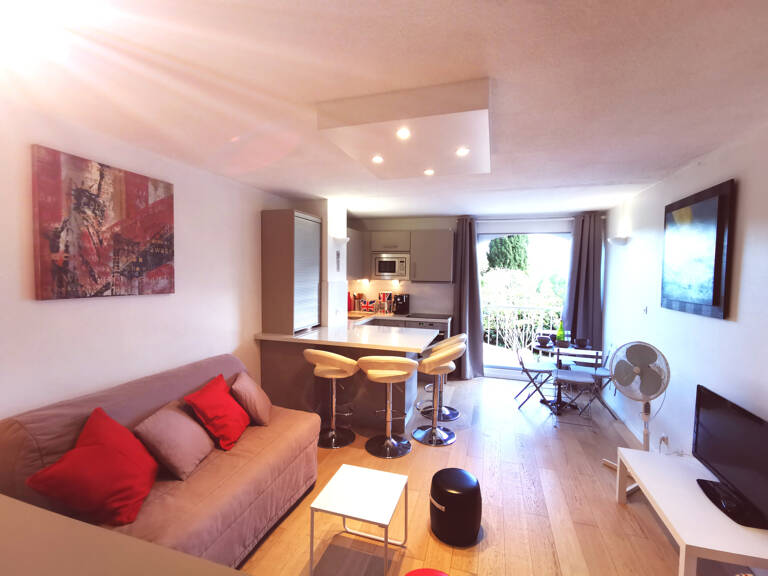 Magnifique Studio Refait à Neuf Proche des Plages — photo 1
