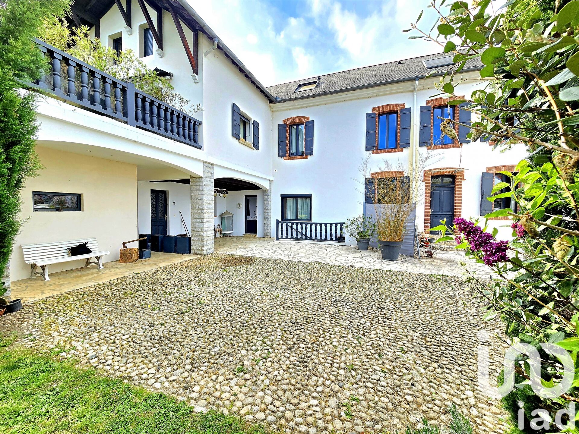 Tarbes - 382m² - 9p. - 6ch.