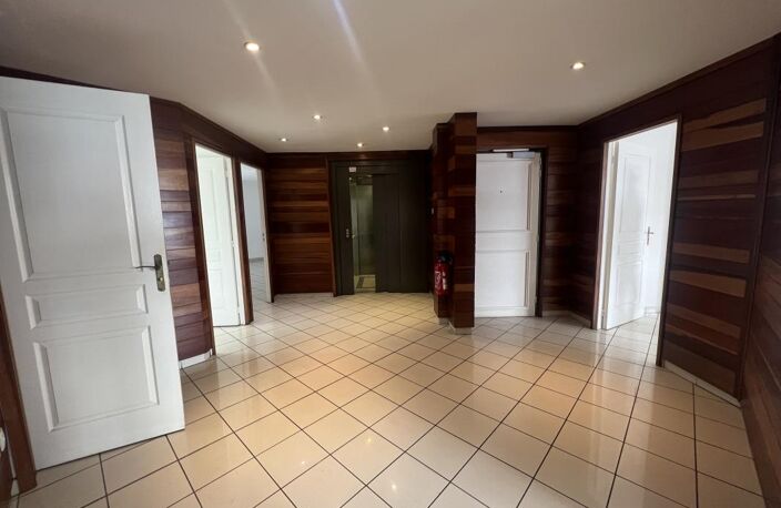Bureaux de 108 m² en ville — photo 2