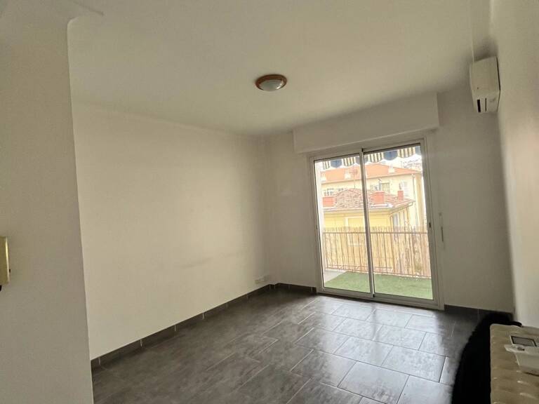 3 PIECES TERRASSE ET STATIONNEMENT — photo 1