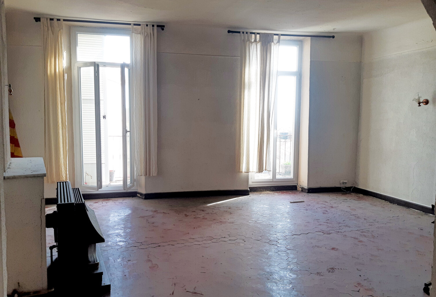 APPARTEMENT T6  CINQ CHAMBRES A RENOVER — photo 1