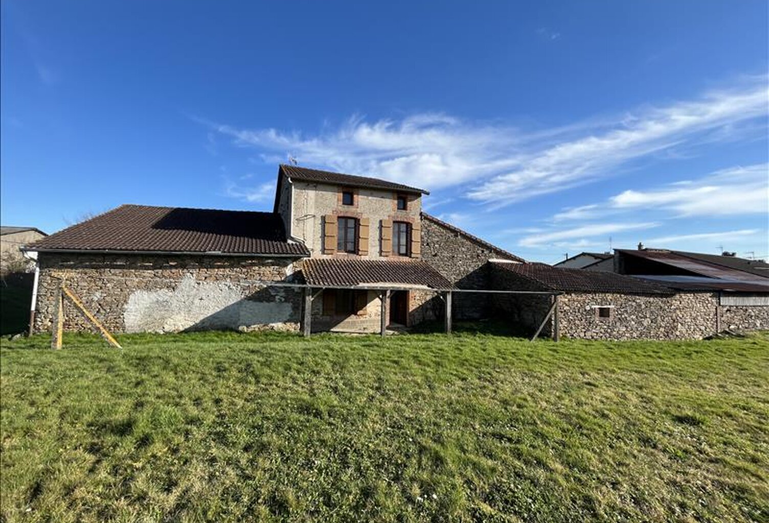 Maison en pierre de 3 pièces principales — photo 1