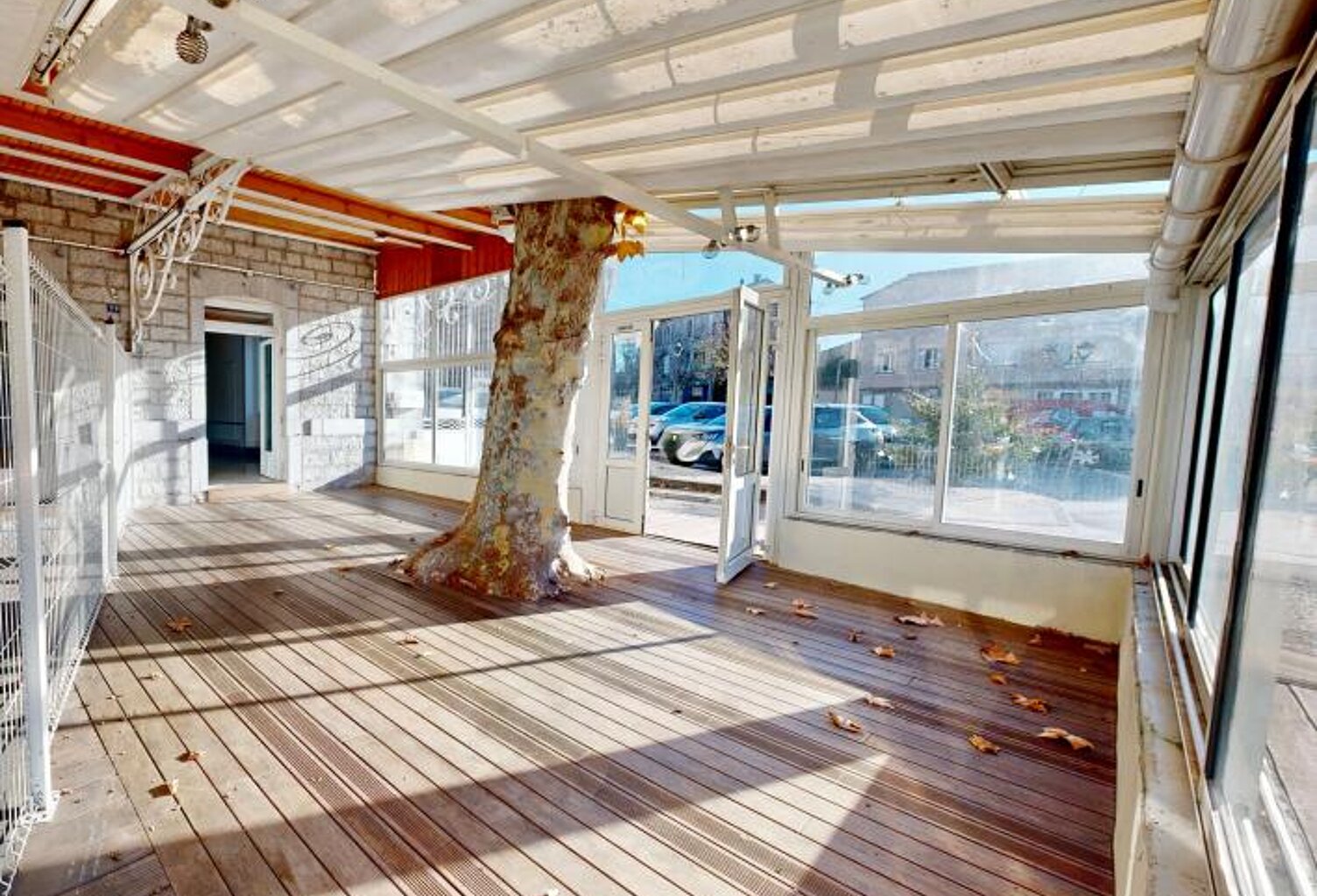 Pas de porte à vendre avec terrasse — photo 1