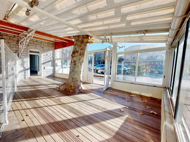 Pas de porte à vendre avec terrasse — photo 1