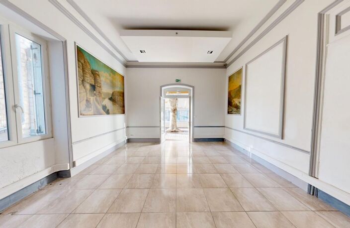 Pas de porte à vendre avec terrasse — photo 2