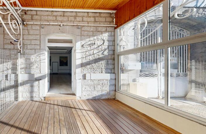 Pas de porte à vendre avec terrasse — photo 4