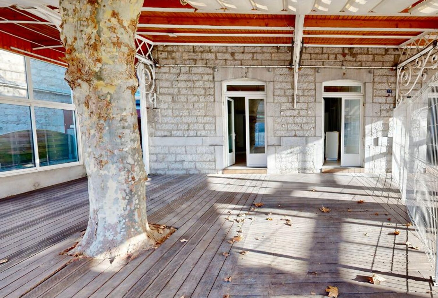 Pas de porte à vendre avec terrasse spacieuse — photo 1