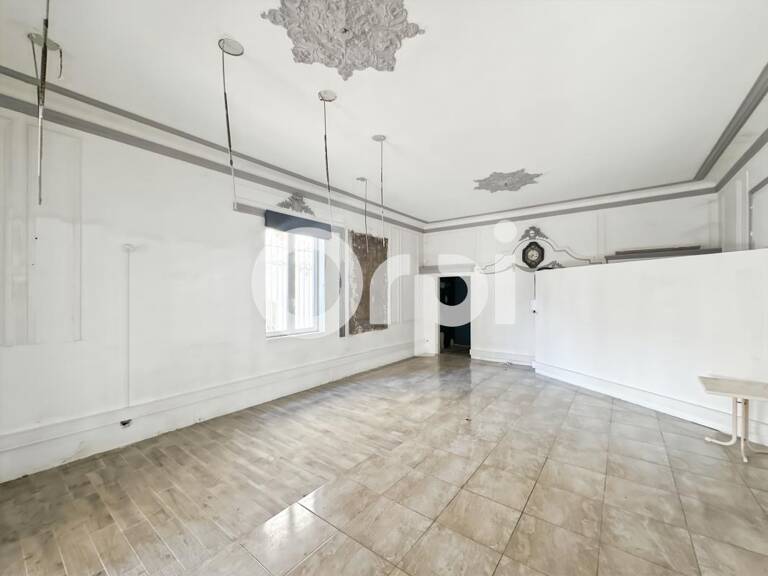 Pas de porte à vendre avec terrasse spacieuse — photo 1