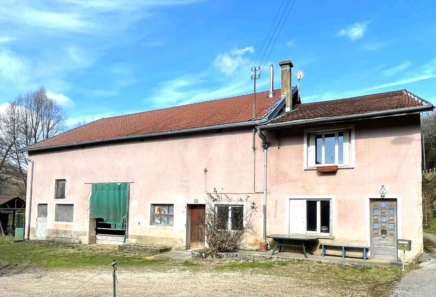 Propriété en bord de rivière, avec bâtiment agricole sur 2 h — photo 1
