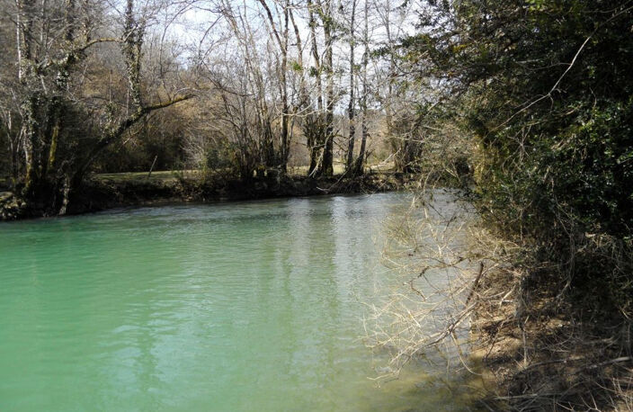 Propriété en bord de rivière, avec bâtiment agricole sur 2 h — photo 2
