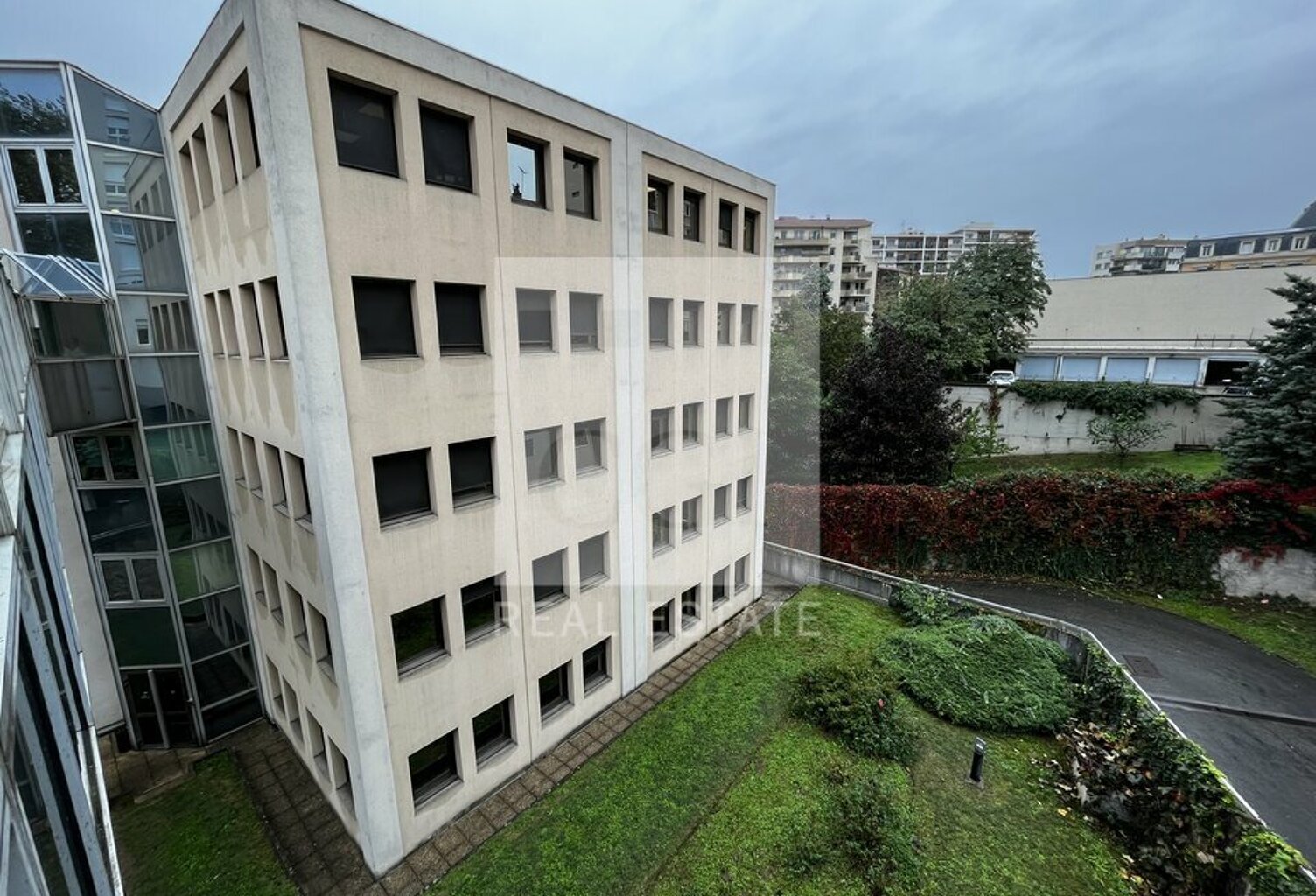 BUREAUX à LOUER — photo 1