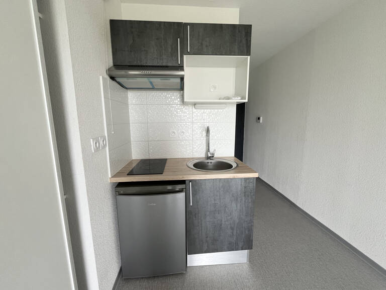 Nîmes - studio 18m2 terrasse + parking à louer — photo 1