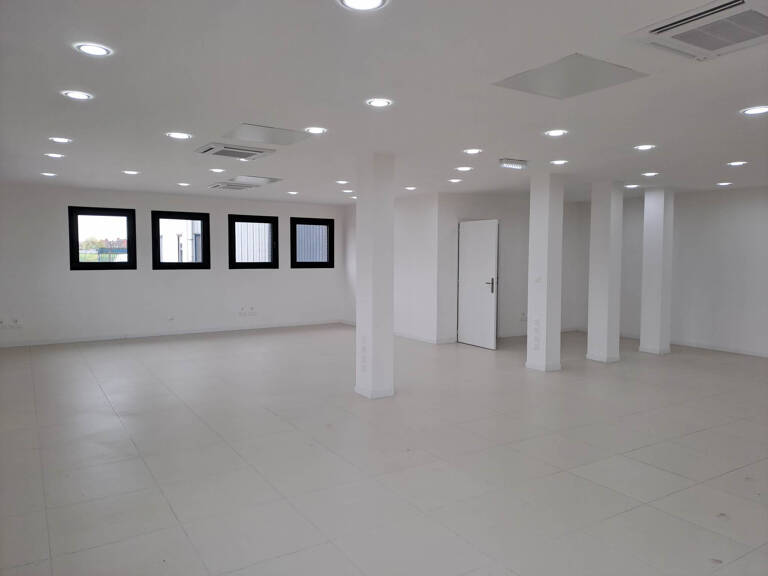 Bureaux - Locaux commerciaux à louer — photo 1
