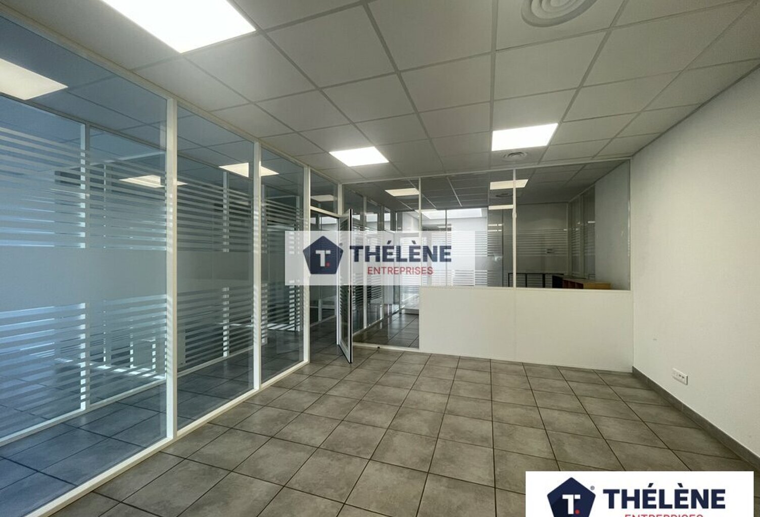 BUREAUX à LOUER — photo 1
