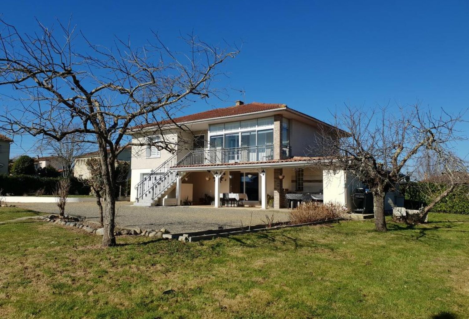 À vendre, Miélan (Gers): Villa de 4 chambres, terrasse d'été, véranda, garage et chenil dans un jardin sécurisé de 1.502m². Situation calme, à quelques minutes à pied des commerces — photo 1