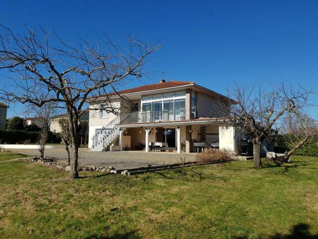 À vendre, Miélan (Gers): Villa de 4 chambres, terrasse d'été, véranda, garage et chenil dans un jardin sécurisé de 1.502m². Situation calme, à quelques minutes à pied des commerces — photo du bien