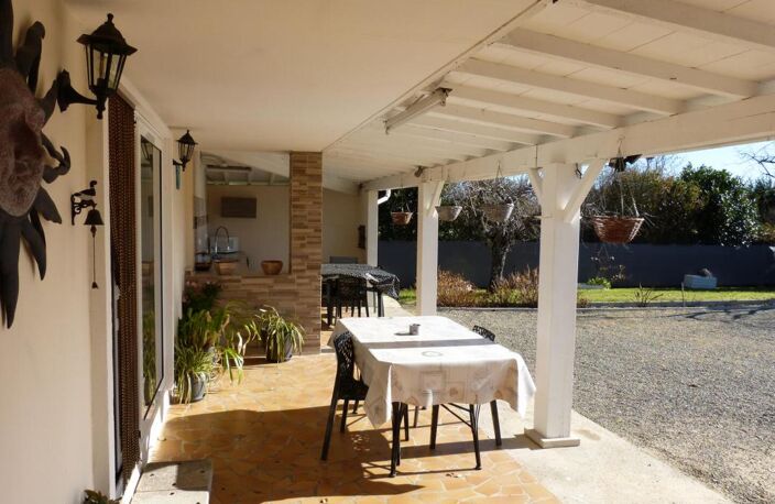 À vendre, Miélan (Gers): Villa de 4 chambres, terrasse d'été, véranda, garage et chenil dans un jardin sécurisé de 1.502m². Situation calme, à quelques minutes à pied des commerces — photo 2