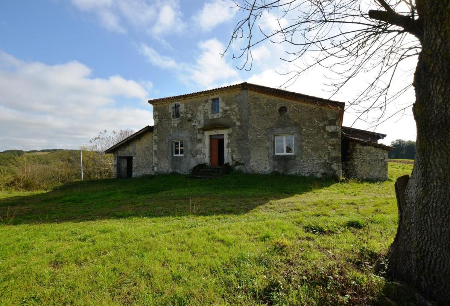 Prix en baisse! A vendre, proche Auch, Gers: ancien corps de ferme à rénover avec maison authentique en pierre et de nombreuses dépendances sur un site exceptionnel, situation dominante et calme sans voisinage et nuisances. Terrain d'un ha. Allée privée — photo 1