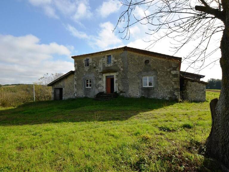 Prix en baisse! A vendre, proche Auch, Gers: ancien corps de ferme à rénover avec maison authentique en pierre et de nombreuses dépendances sur un site exceptionnel, situation dominante et calme sans voisinage et nuisances. Terrain d'un ha. Allée privée — photo 1