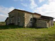 Prix en baisse! A vendre, proche Auch, Gers: ancien corps de ferme à rénover avec maison authentique en pierre et de nombreuses dépendances sur un site exceptionnel, situation dominante et calme sans voisinage et nuisances. Terrain d'un ha. Allée privée — photo 2