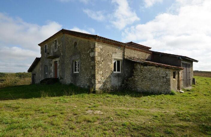 Prix en baisse! A vendre, proche Auch, Gers: ancien corps de ferme à rénover avec maison authentique en pierre et de nombreuses dépendances sur un site exceptionnel, situation dominante et calme sans voisinage et nuisances. Terrain d'un ha. Allée privée — photo 2