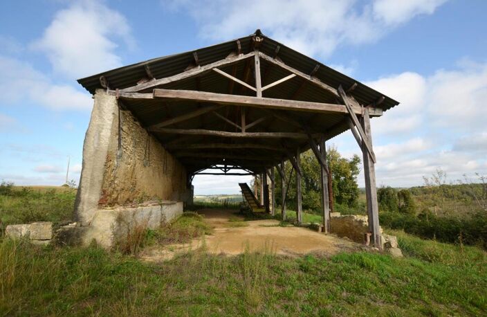 Prix en baisse! A vendre, proche Auch, Gers: ancien corps de ferme à rénover avec maison authentique en pierre et de nombreuses dépendances sur un site exceptionnel, situation dominante et calme sans voisinage et nuisances. Terrain d'un ha. Allée privée — photo 5
