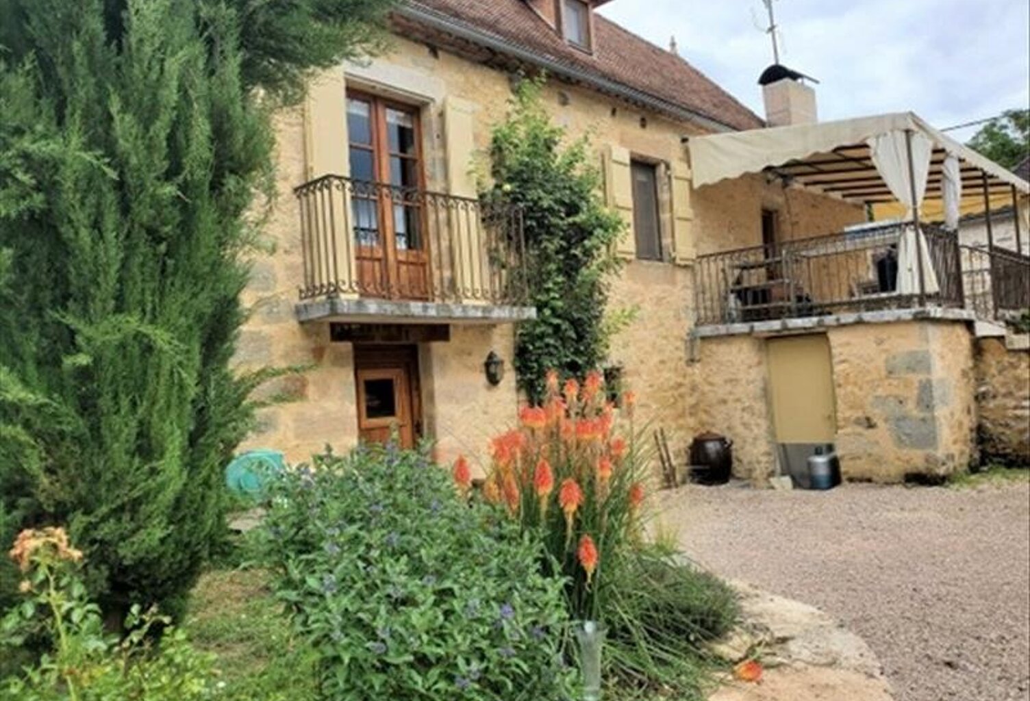 Maison en pierre de 8 pièces principales — photo 1