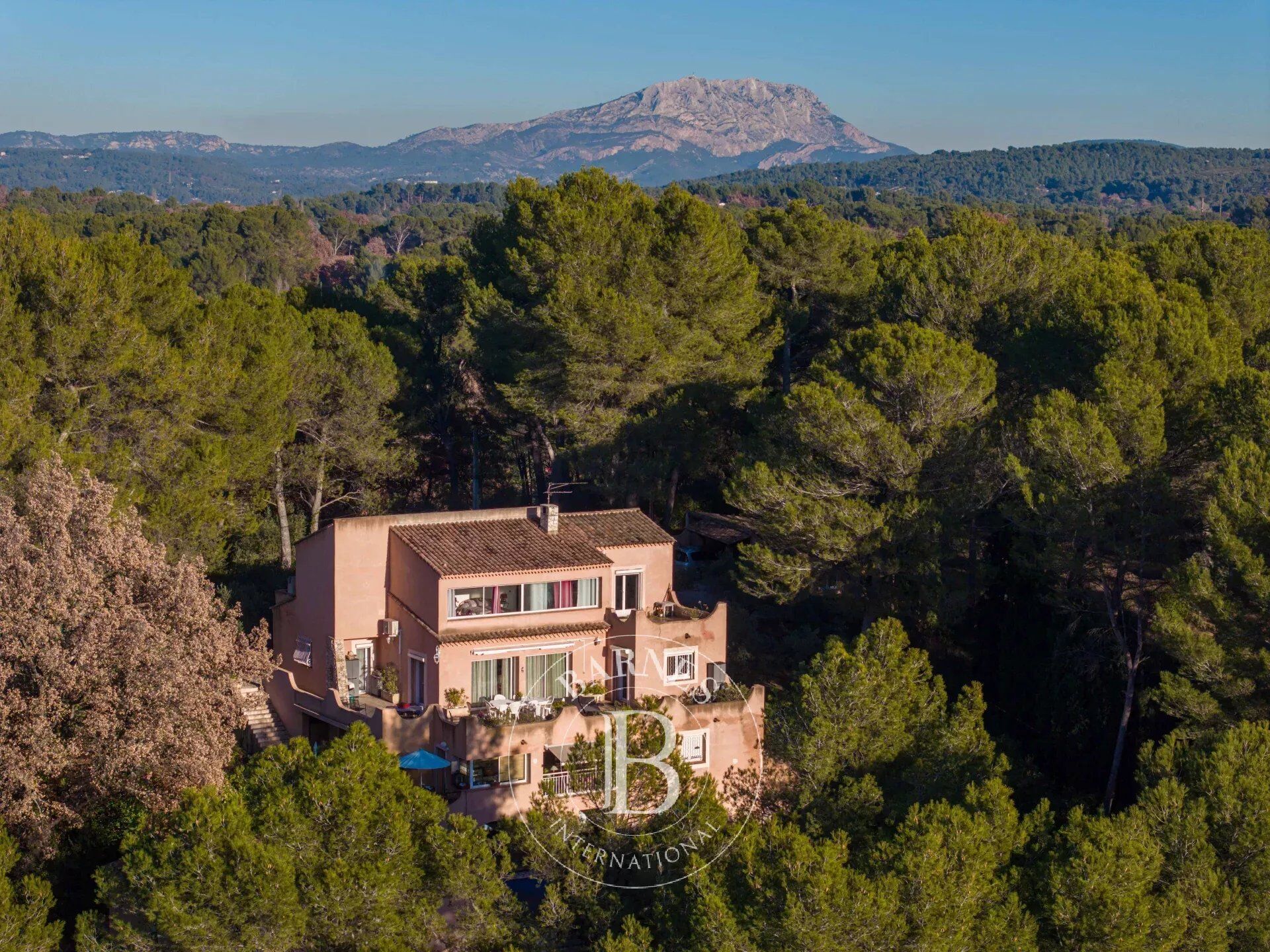 Villa / Maison 12 pièces  à vendre Aix-en-Provence 13100