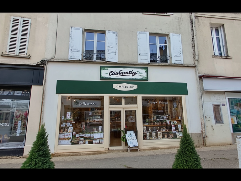 IMMEUBLE COMMERCIALE, DANS LA RUE PIETONNE DE SENS,DE 179M2 — photo 1