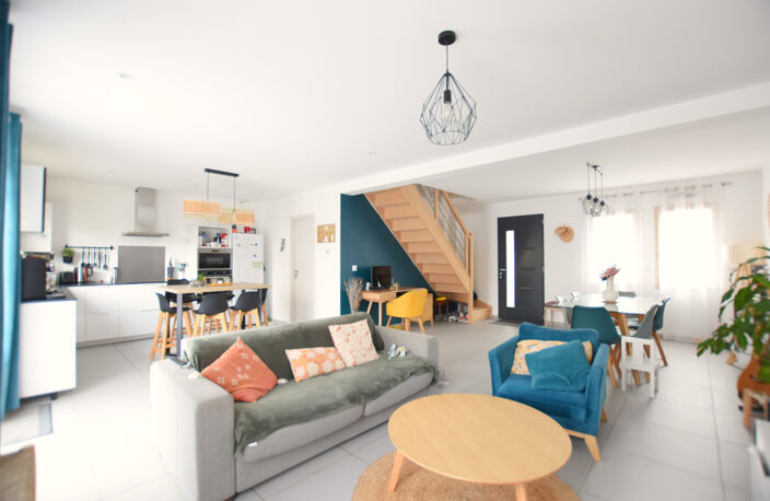 78690 LES ESSARTS LE ROI Belle maison de 5 pièces sous garan — photo 2