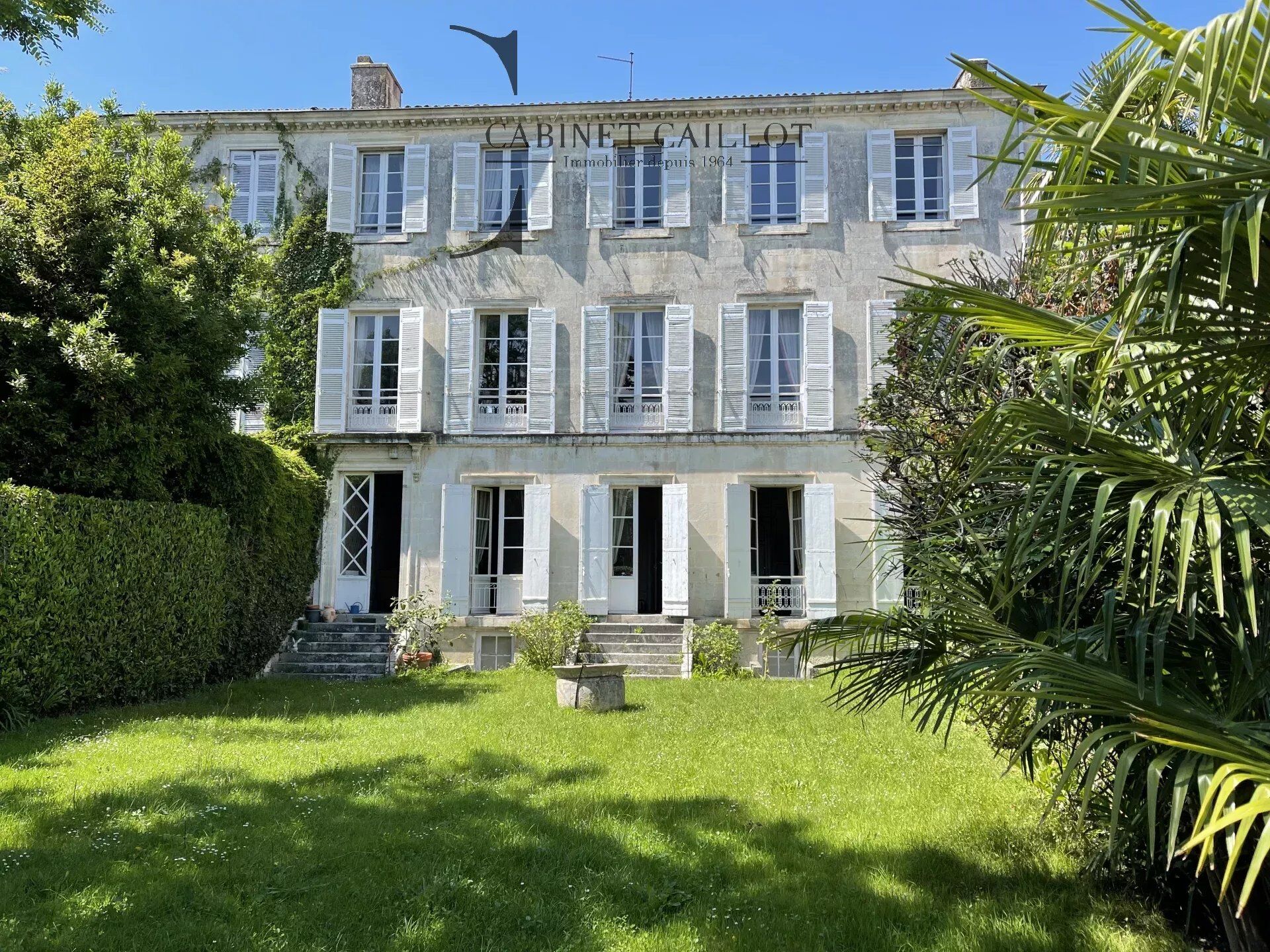 H&ocirc;tel particulier  T14 à vendre Saintes 17100