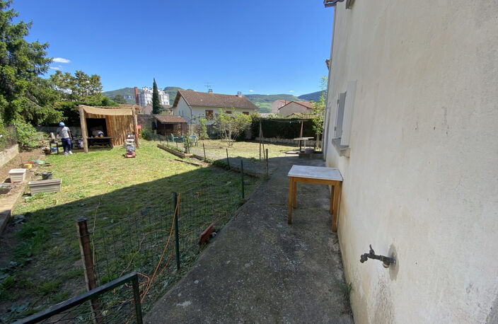 maison divisée en 3 appartements avec terrain et garage — photo 2